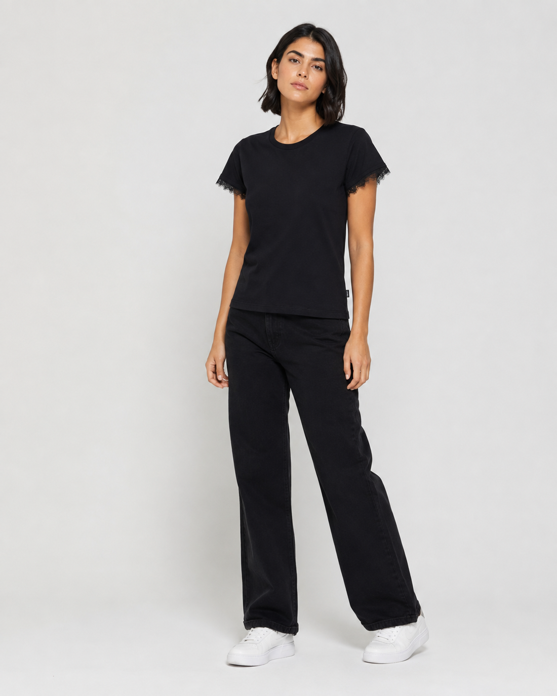 T-Shirt Femenina Encaje en Mangas Color Negro